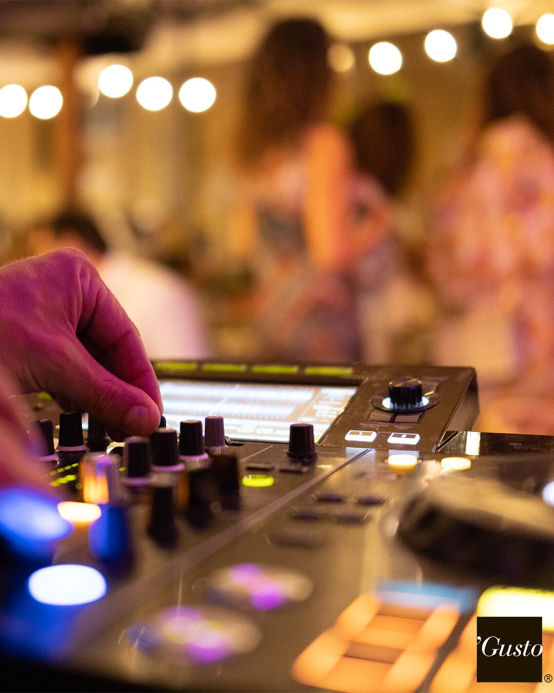 DJ console durante evento serale