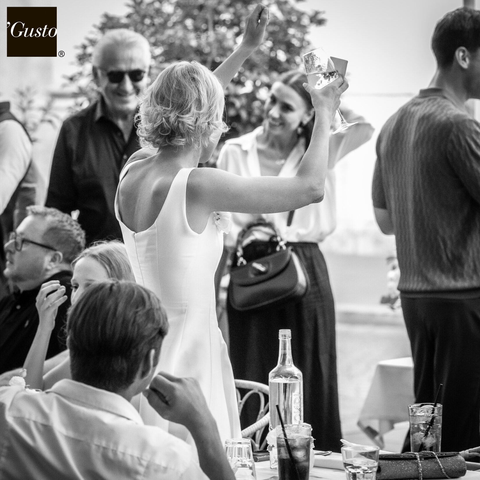 Brindisi durante evento all'aperto