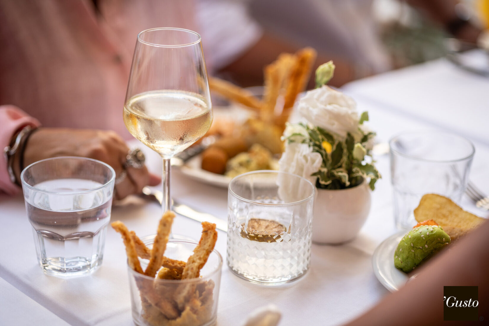 Aperitivo con calice di vino bianco