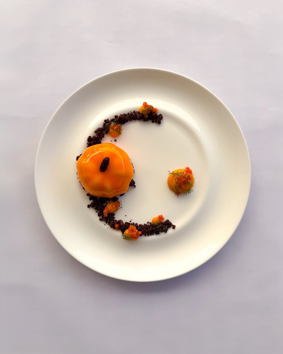 Cremoso al cioccolato bianco a forma di zucca, con arachidi e zucca caramellata